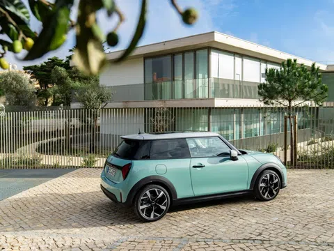 MINI Cooper S Classic Trim phối màu cổ điển ăn nhập với hatchback