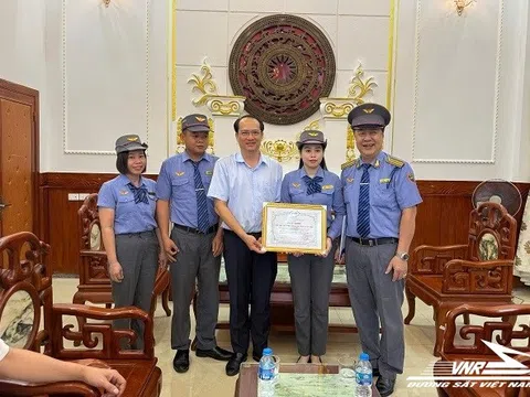 Tổ tàu SE4 trả lại gần 13 triệu đồng cho hành khách bỏ quên