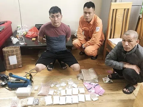 Bắt một shipper, phát hiện ổ nhóm mua bán gần 5kg ma túy