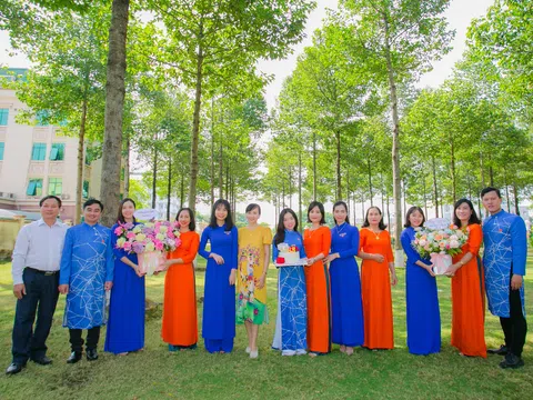 Nhà thiết kế Việt Hùng cùng các bạn trẻ nhuộm áo dài Việt bằng sắc màu thanh xuân