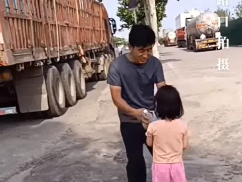 Cảm động bé gái đứng ở ven đường suốt 2 tiếng chỉ đổi lấy vài phút gặp một người đặc biệt
