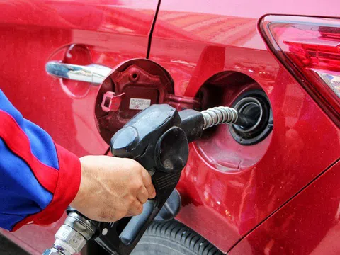 Giá xăng giảm xuống thấp nhất 4 tháng